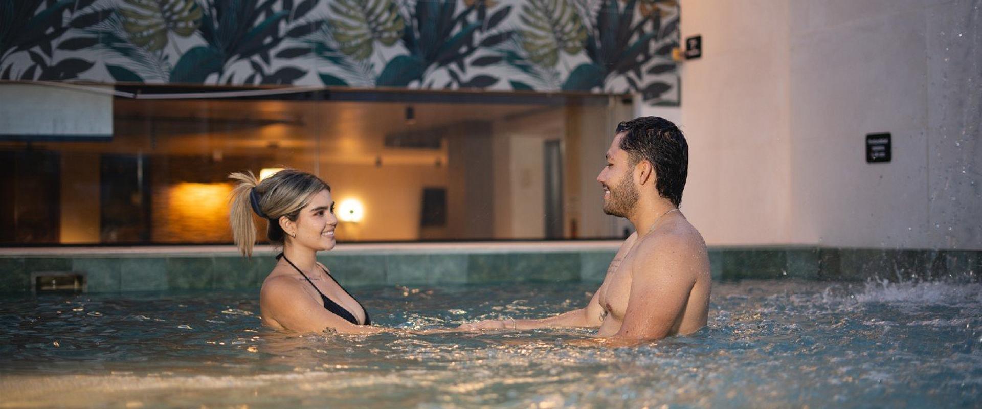 Relájate en nuestra piscina con un cóctel perfecto